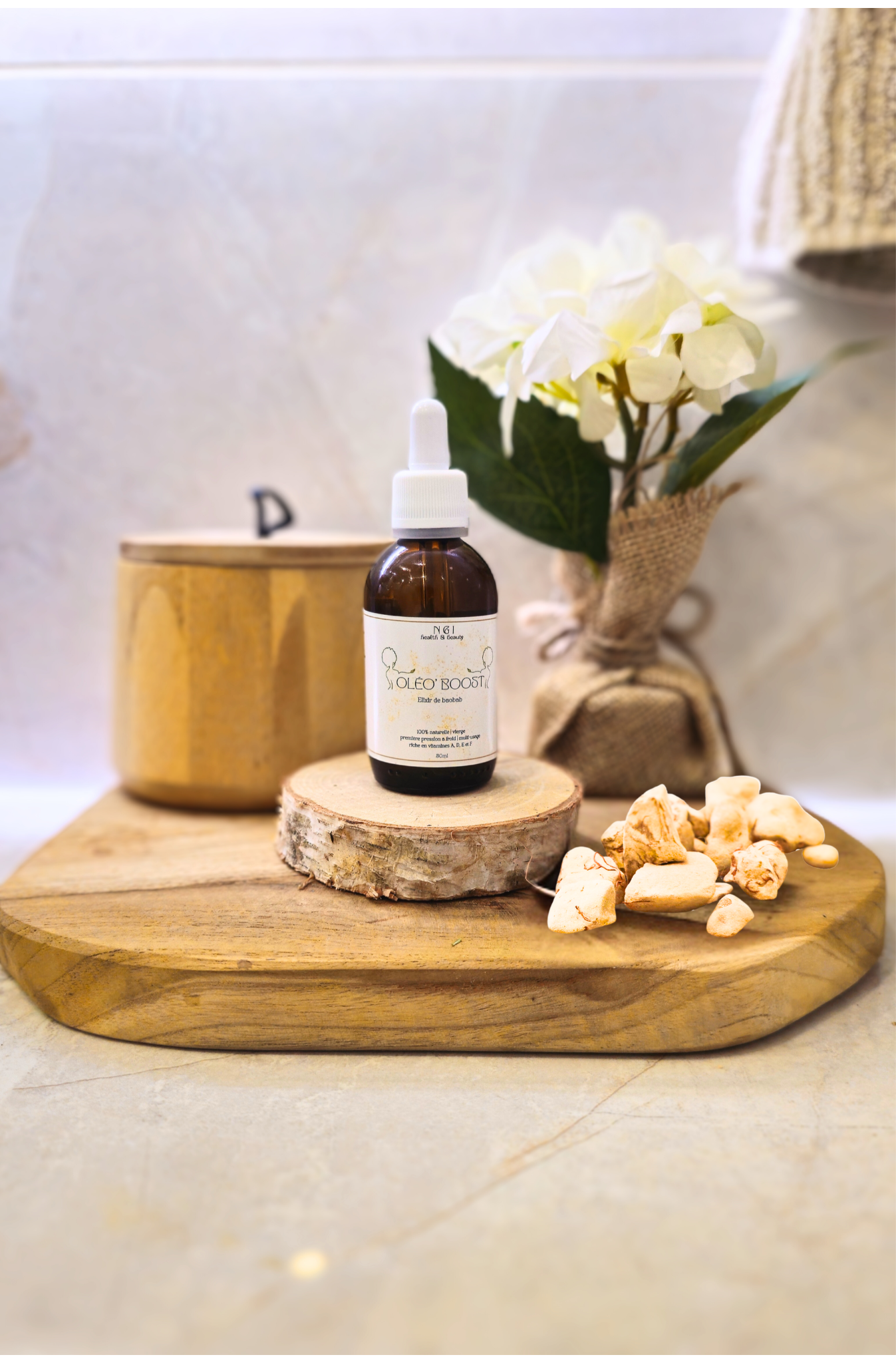 OLEO BOOST | Huile de Baobab, élixir de soin multi-usages pour peau, cheveux et barbe sur un plateau en bois avec des morceau de pulpe de baobab.
Formule 100% naturelle, nourrissante et réparatrice.
