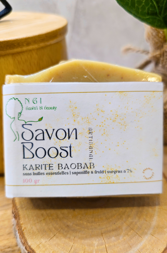 Savon BOOST Karité Baobab, saponifié à froid, enrichi en beurre de karité et huile de baobab. Nettoie en douceur et nourrit les peaux sèches et fragiles.