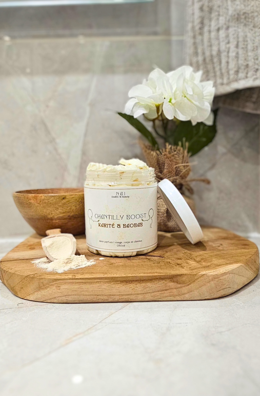CHANTILLY BOOST | Karité - Baobab, crème de soin multi-usages pour peau et cheveux. Formule fouettée au karité brut et huile de baobab pour une hydratation intense.