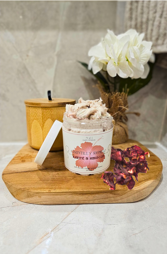 CHANTILLY RENEW | Karité - Hibiscus, crème de soin multi-usages à base de karité brut et hibiscus. Hydrate et régénère la peau et les cheveux.