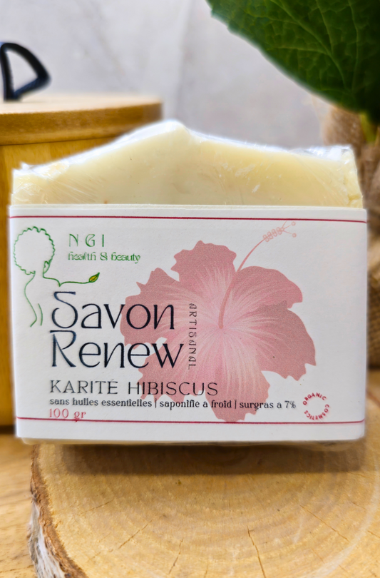 Savon Karité/Hibiscus artisanal, enrichi en beurre de karité et hibiscus, pour un nettoyage doux et une peau éclatante. Pain de savon naturel de 100 g.