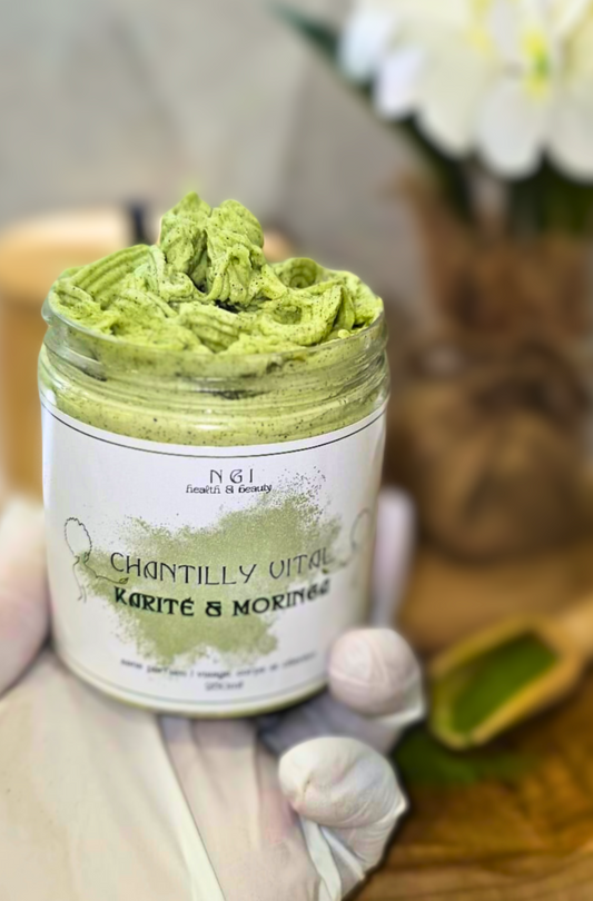 CHANTILLY VITAL | Karité - Moringa, crème de soin multi-usages à la texture mousse légère. Enrichie en beurre de karité et moringa pour nourrir et revitaliser peau et cheveux.