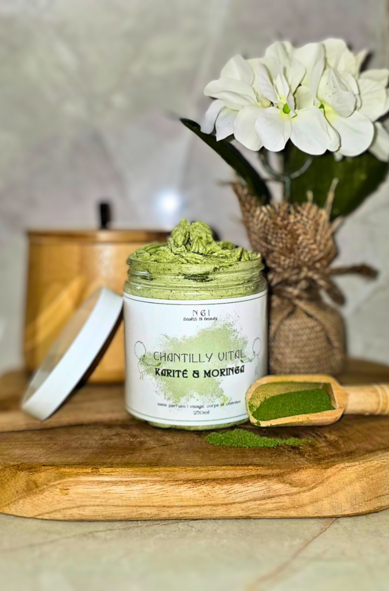 CHANTILLY VITAL | Karité - Moringa, crème de soin multi-usages à la texture mousse légère. Enrichie en beurre de karité et moringa pour nourrir et revitaliser peau et cheveux.