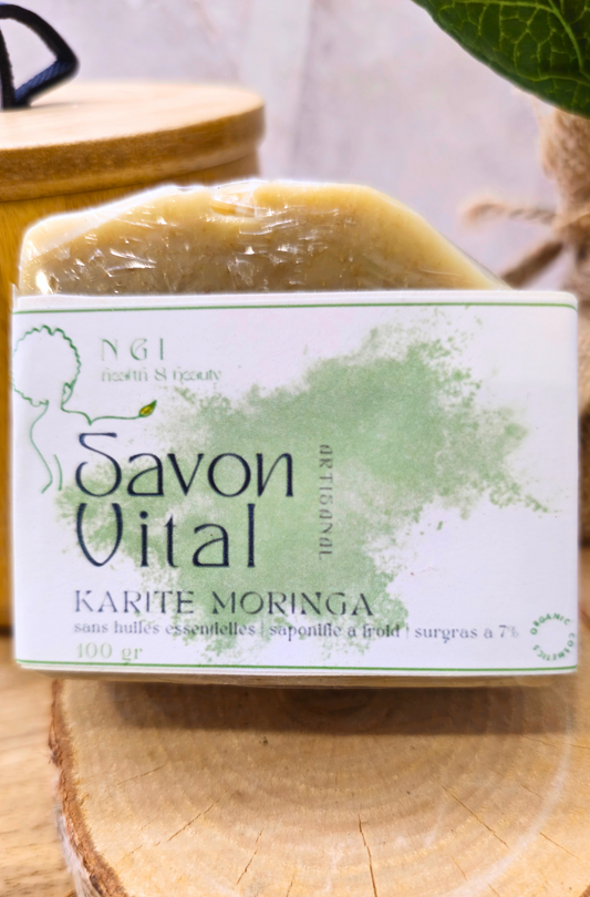 Savon Karité/Moringa artisanal, enrichi en beurre de karité et moringa, pour un nettoyage doux et une peau éclatante. Pain de savon naturel de 100 g.